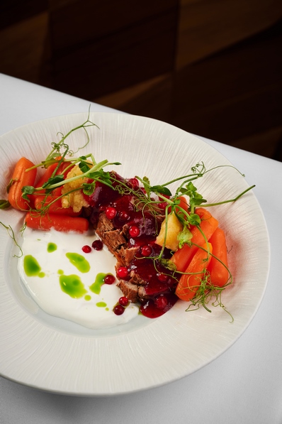 Утка су-вид с карамелью из меда и хвои