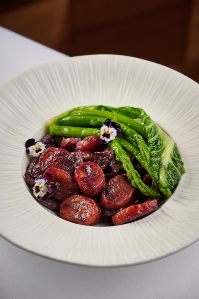 Северная паста с говядиной, брусничным соусом и томленым маслом