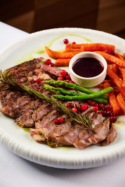 Стейк рибай со спаржей, бататом и северным томатным соусом