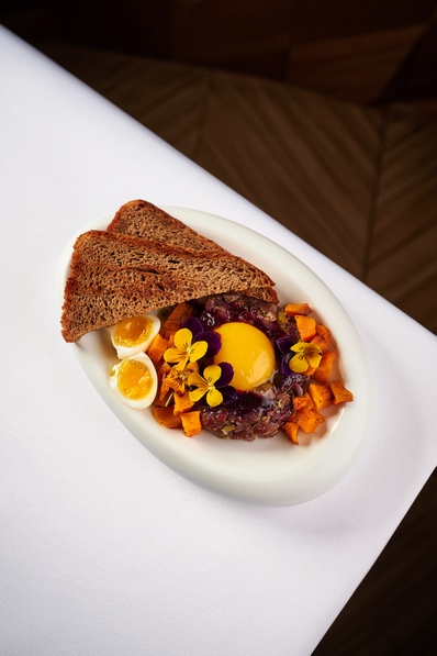 Тар тар из оленины с можжевельником, трюфельным маслом и тыквой