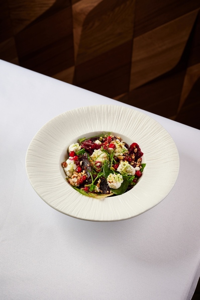 Салат из печеной свеклы с козьим сыром и березовым сиропом