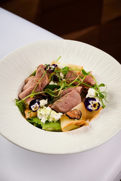 Теплый салат с уткой конфи, соусом из черноплодной рябины и шевром